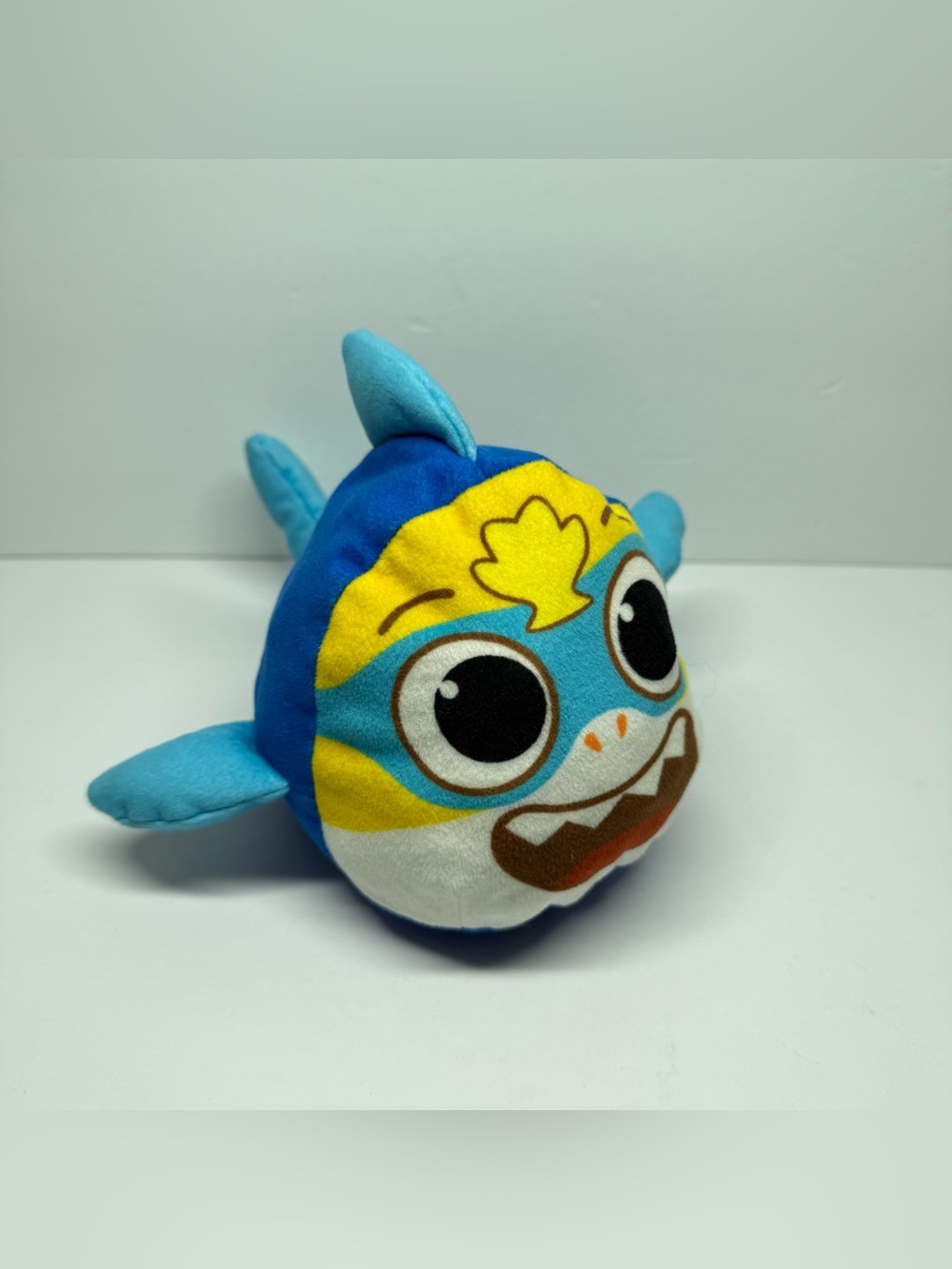 Baby Shark's Big Show! 2-in-1 Reversible Plush Baby Shark & Super Shark Pinkfong